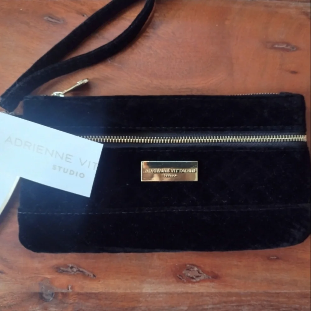 NWT Adrienne Vittadini Black Quilted Velvet Two Zip Pocket Wristlet - Picture 2 of 8